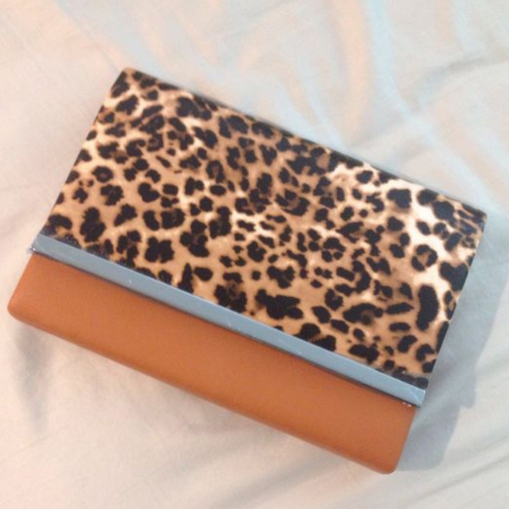 (NEW) Cheetah print clutch